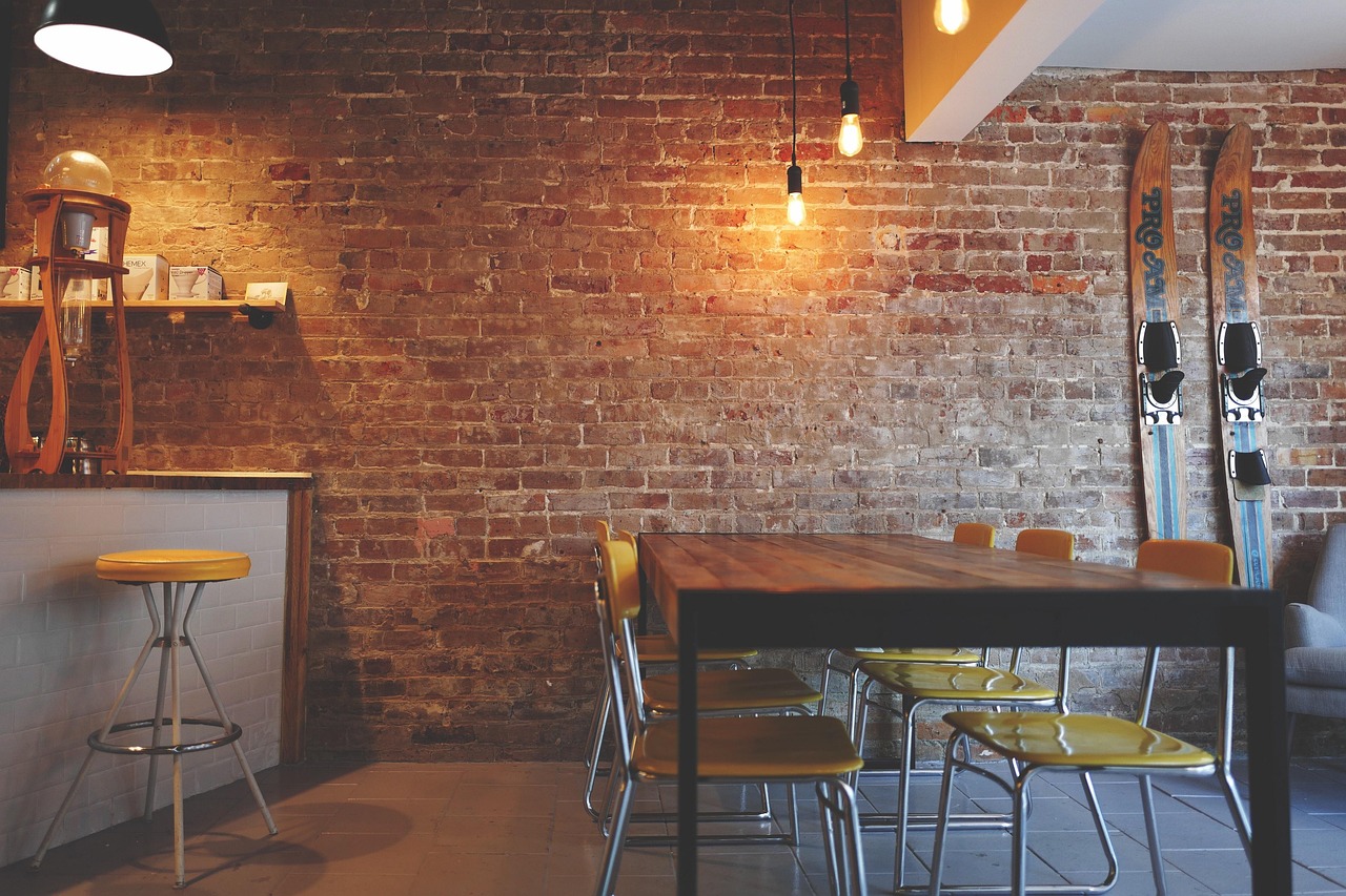 Gerecycleerde houten tafel met rustiek servies. Gerecycleerde houten tafel met rustiek servies.