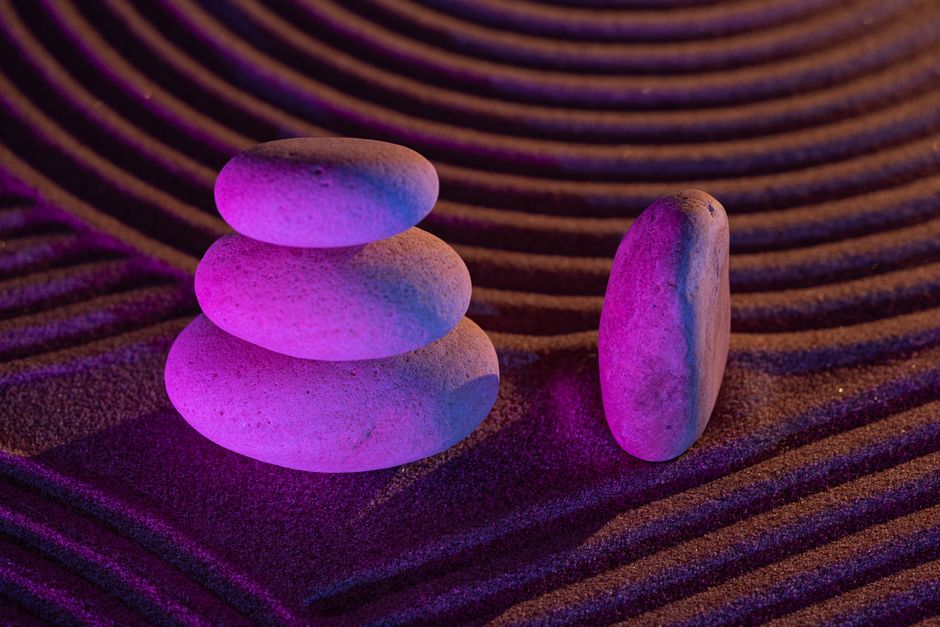 Minimalistische zentuin voor rustgevende meditatie.