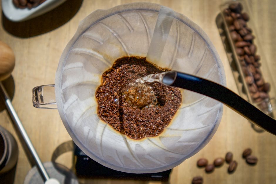 Een stoomende kop koffie bij zonsopgang. Een stoomende kop koffie bij zonsopgang.