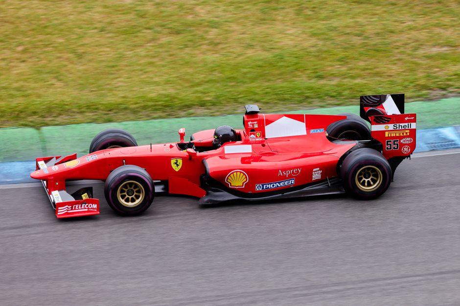 Kleurrijke Formule 1 posters verlevendigen werkplek.