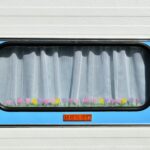 Formule 1 posters als energiek element in huiswerkplekken